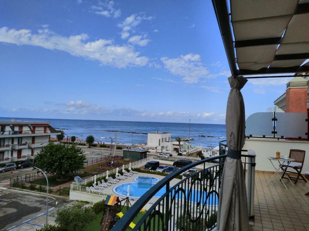 Ferienwohnung Penthouse On The Adriatic Sea Martinsicuro Exterior foto